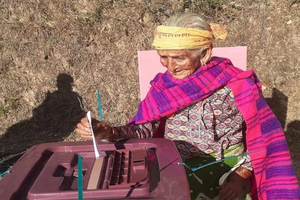 बैतडीमा ११३ बर्षीया वृद्धाले गरिन् मतदान 
